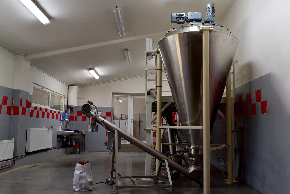 Vertikální míchací zařízení s vynášecím šnekovým dopravníkem